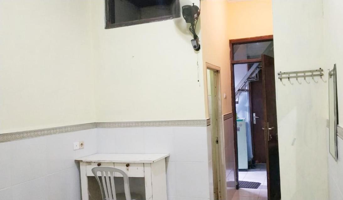 Hotel D'Kost Ketintang à Sorabaya Extérieur photo