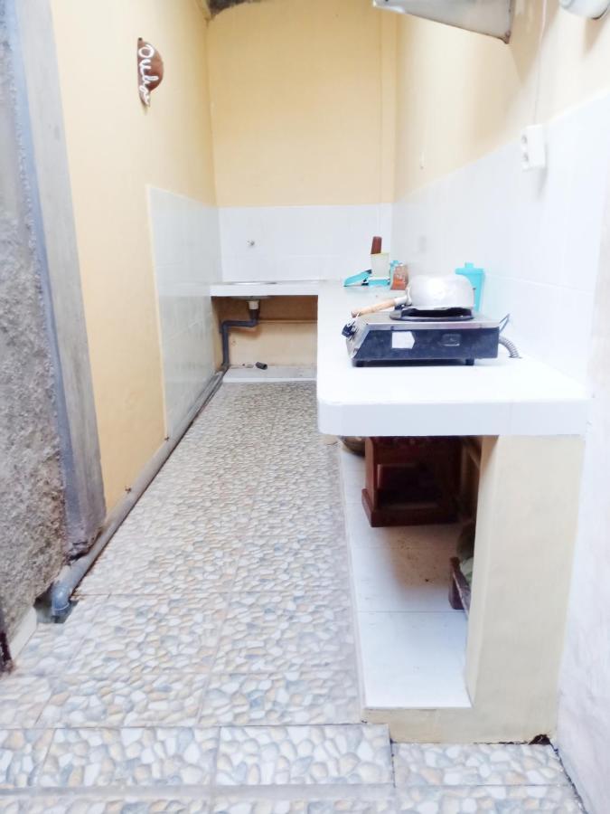 Hotel D'Kost Ketintang à Sorabaya Extérieur photo